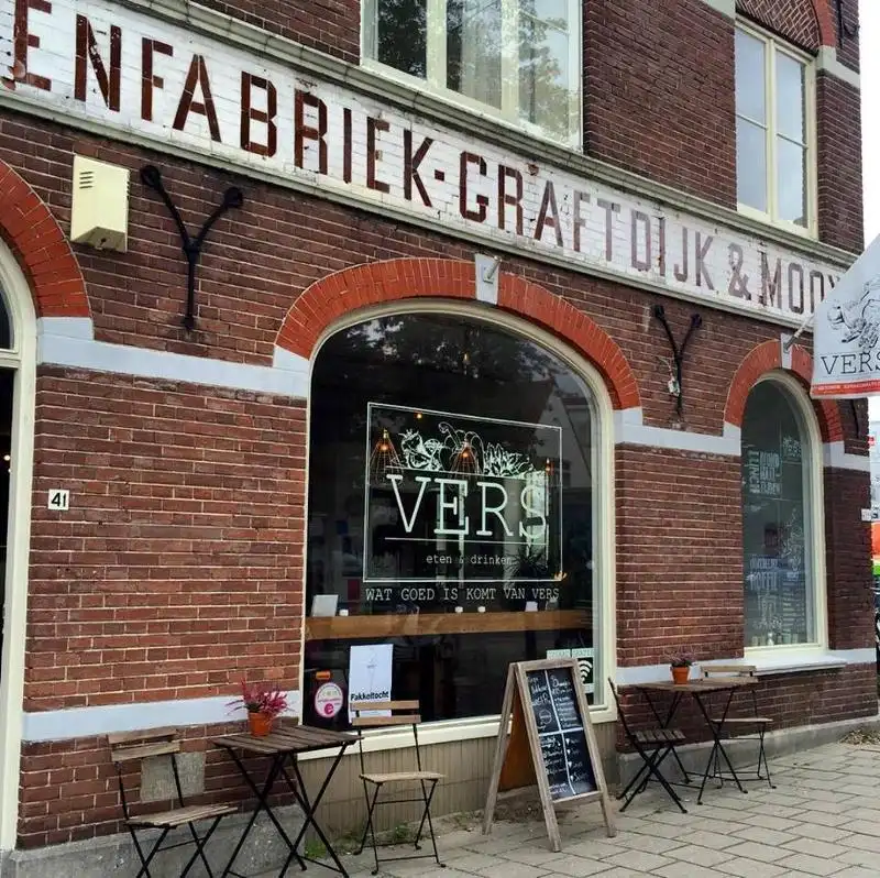 Buitenaanzicht Vers met tafels en stoelen